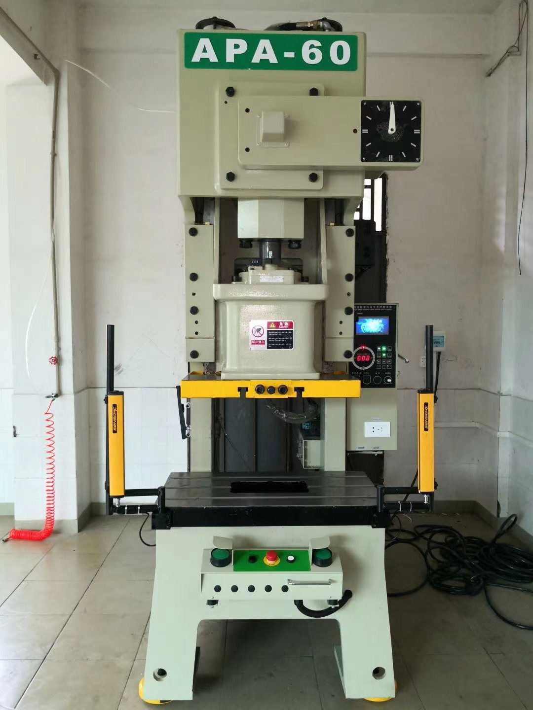 Pancegahan kanggo pangopènan mesin punching tliti cilik